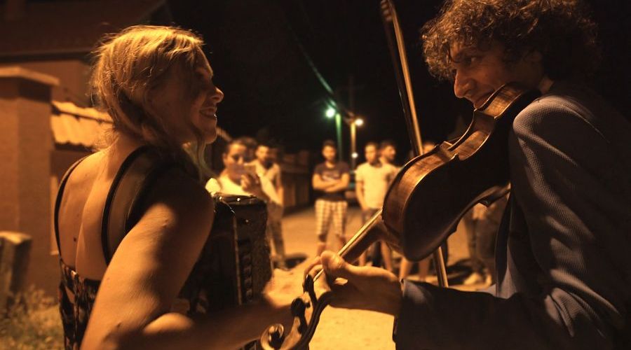 An intimate story about a British accordion player and a Roma violinist opens the 4th AJB DOC